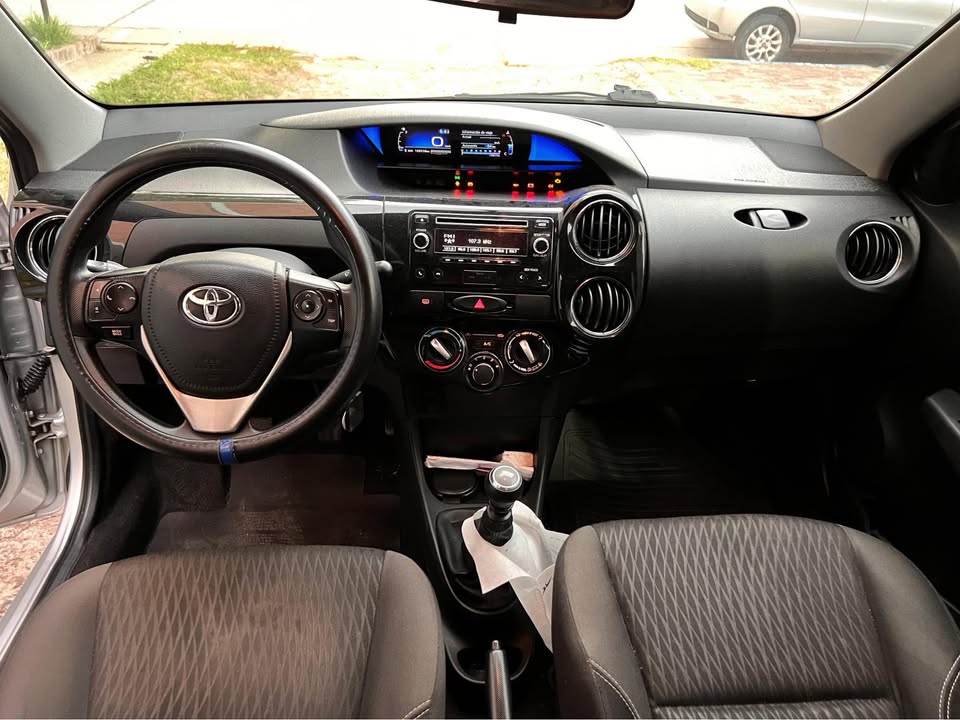 Toyota etios xs 1.5 modelo 2018 con 108.000 kilómetros - Imagen 2