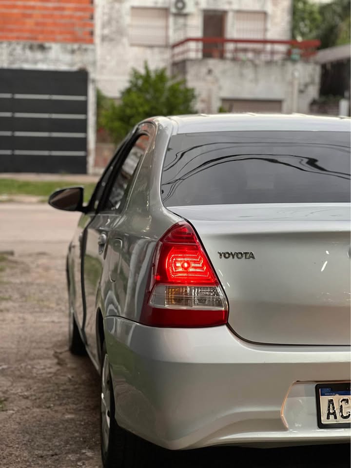 Toyota etios xs 1.5 modelo 2018 con 108.000 kilómetros - Imagen 3