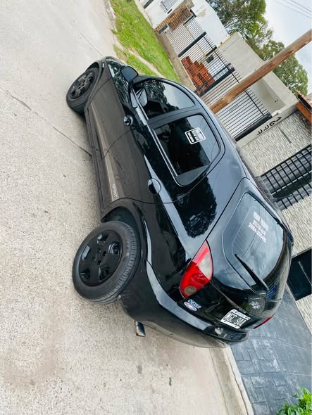 Vendo Chevrolet celta modelo 2013, motor 1.4 nafta Full km144 más info 2.6.6.4.2.0.5.4.0.0