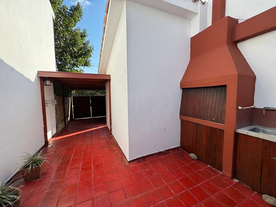 VENTA: Casa de dos plantas en Barrio Santa Rita - Imagen 3